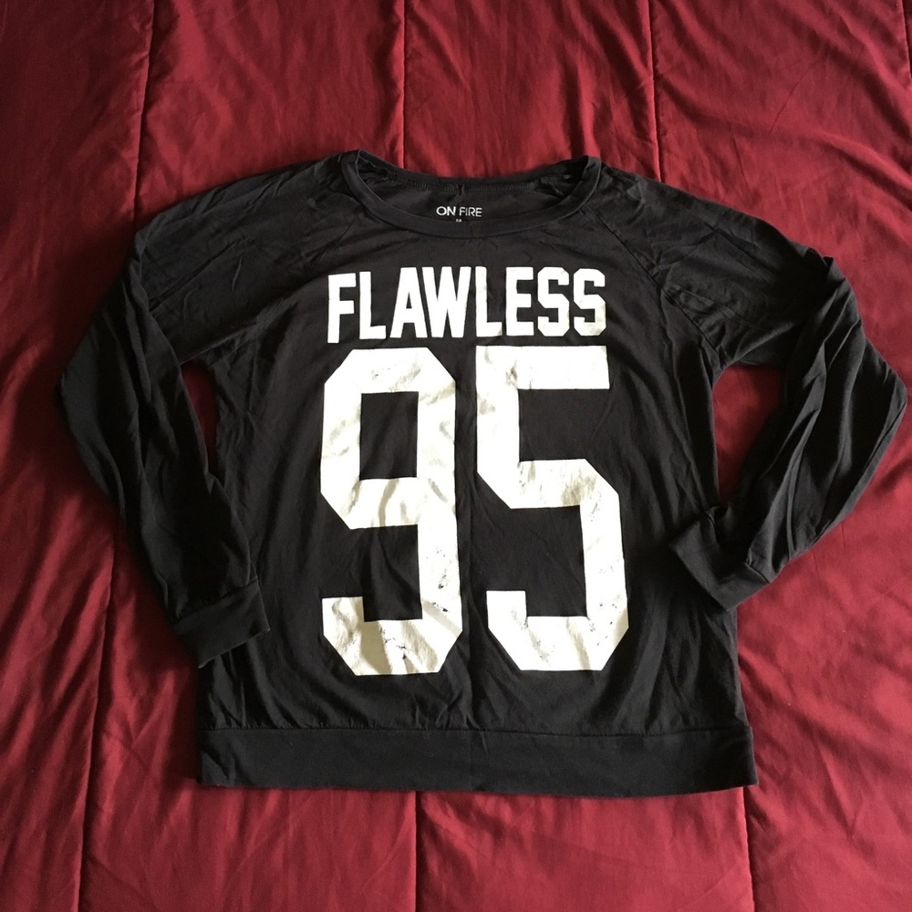 Long sleeved "FLAWLESS" T-shirt.