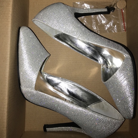 Silver Heels - Picture 1 of 2