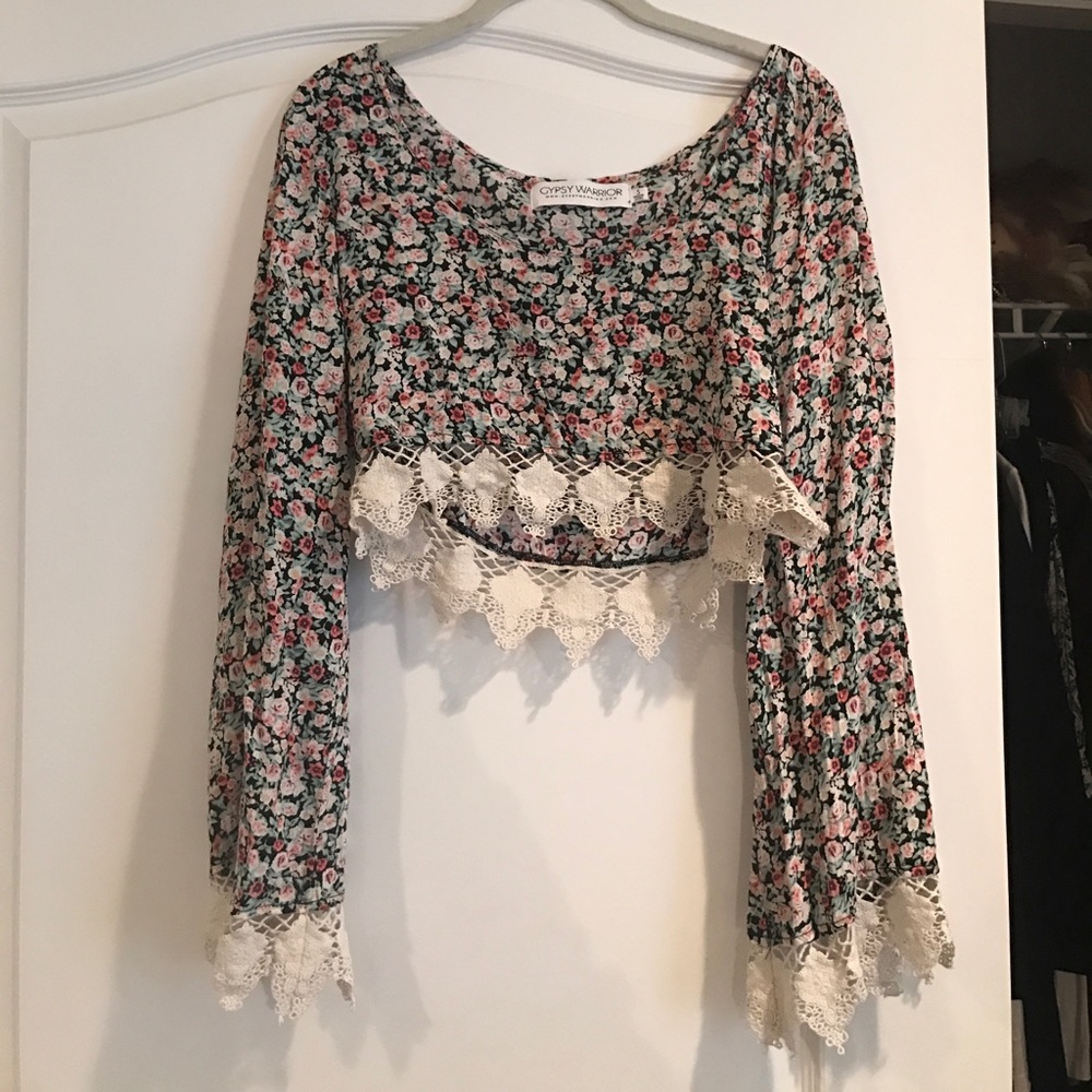 Long sleeves crop top pink black and green floral