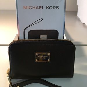 Michael Kors Essential Zip Wallet