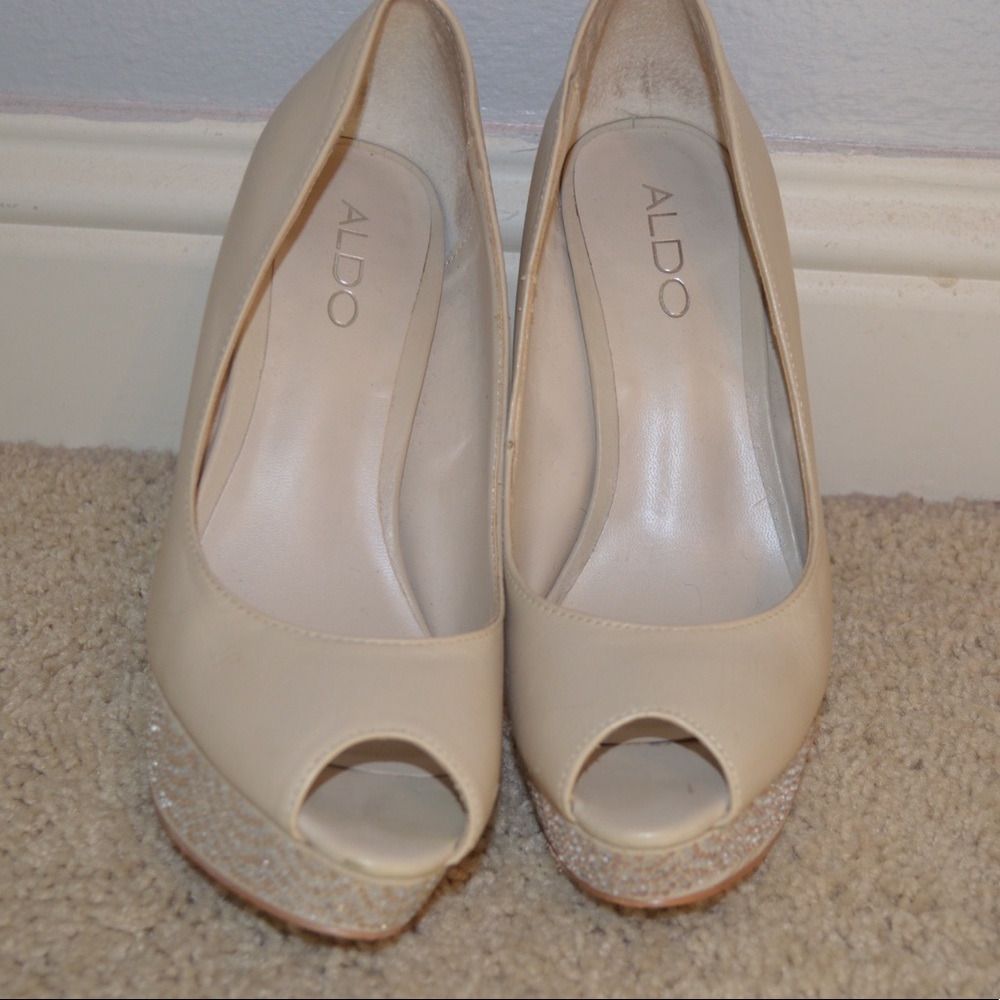 Peep toe nude heels
