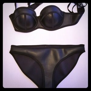 UNWORN Triangl Poppy black bikini set