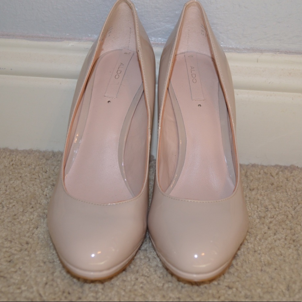 Nude pumps