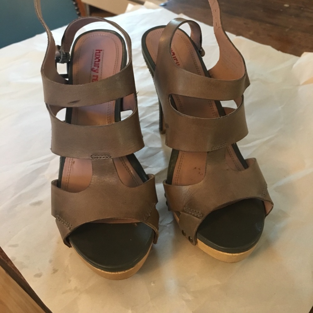 🔥MAKE AN OFFER🔥Strappy sandals with wood heel