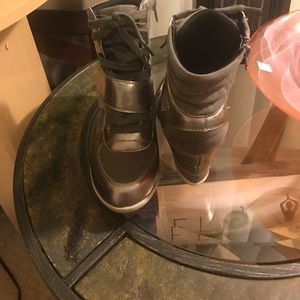 Metallic wedge sneakers