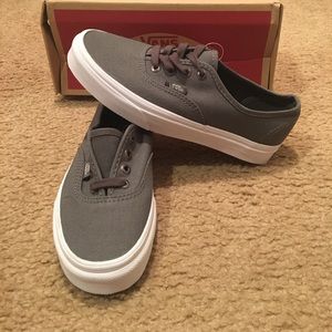 Multi Eyelets Authentic Vans