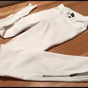 HUE white leggings with zipper detail