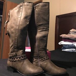 *NWOT bought offline no tags Shrina zip up boots