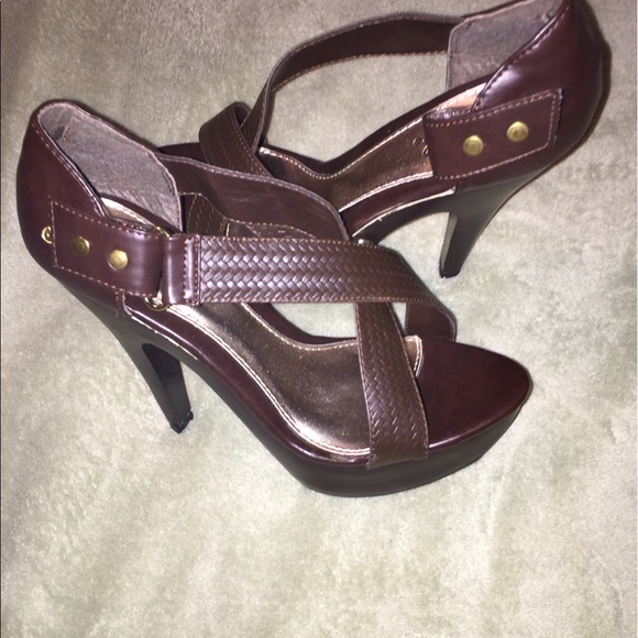 Brown heels - Picture 2 of 3