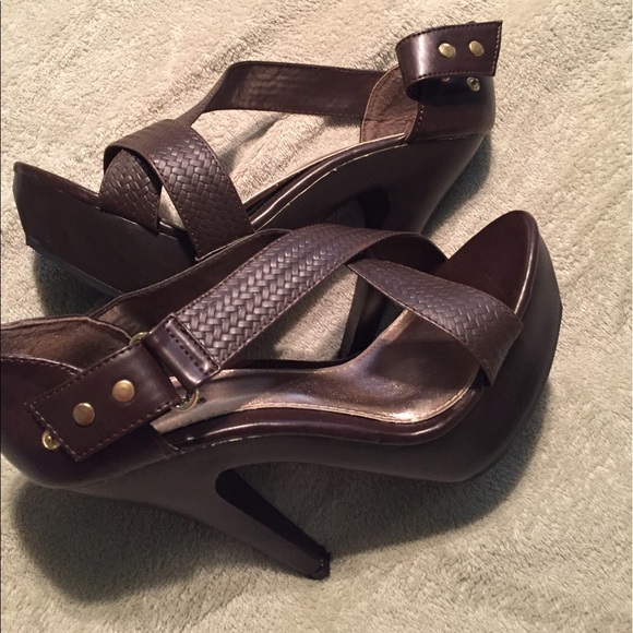 Brown heels - Picture 3 of 3