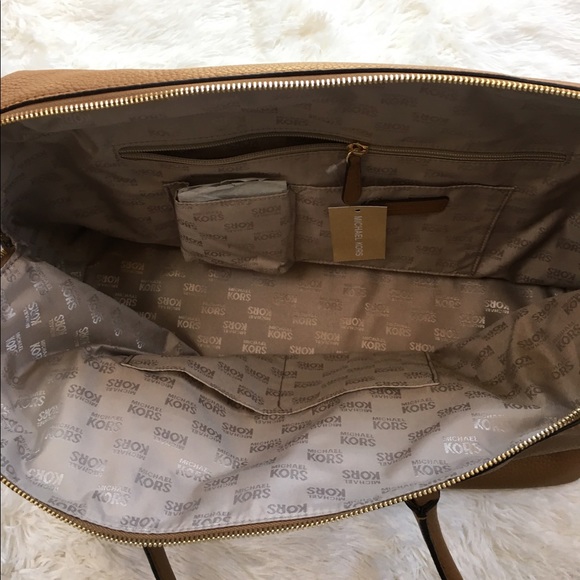 ⭕️Sale today only!⭕️Michael Kors HamiltonWeekender - Picture 4 of 8