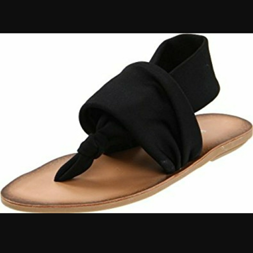 Strappy flat sandals
