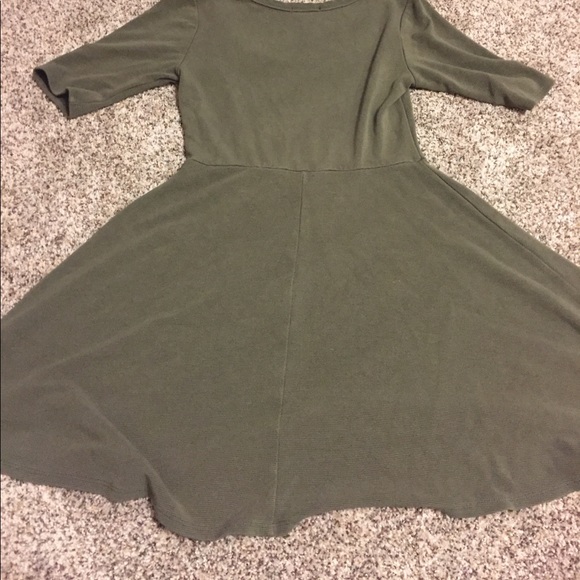 Green dress - Picture 2 of 2