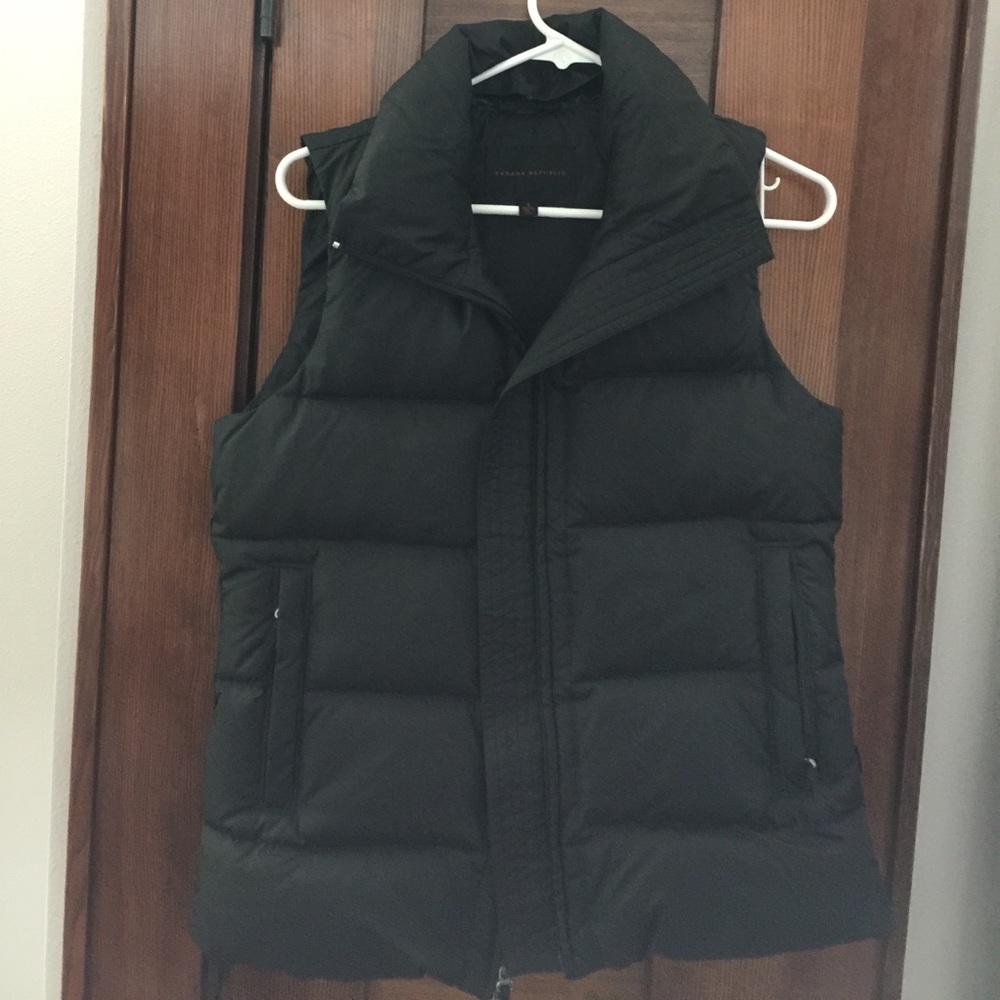 Like new Banana Republic puffer down vest.