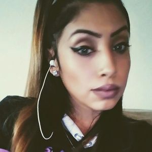 Meet your Posher, Crystal