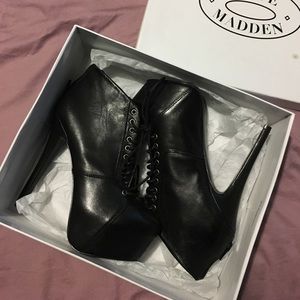 Steve Madden size 7 Secretve Black Leather Bootie