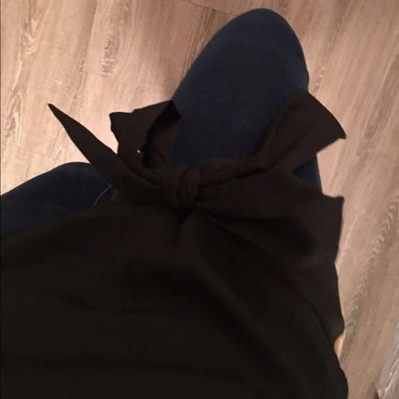 ‼️4 for $25‼️Black sleeveless blouse w bow and tan lace back - Picture 4 of 6