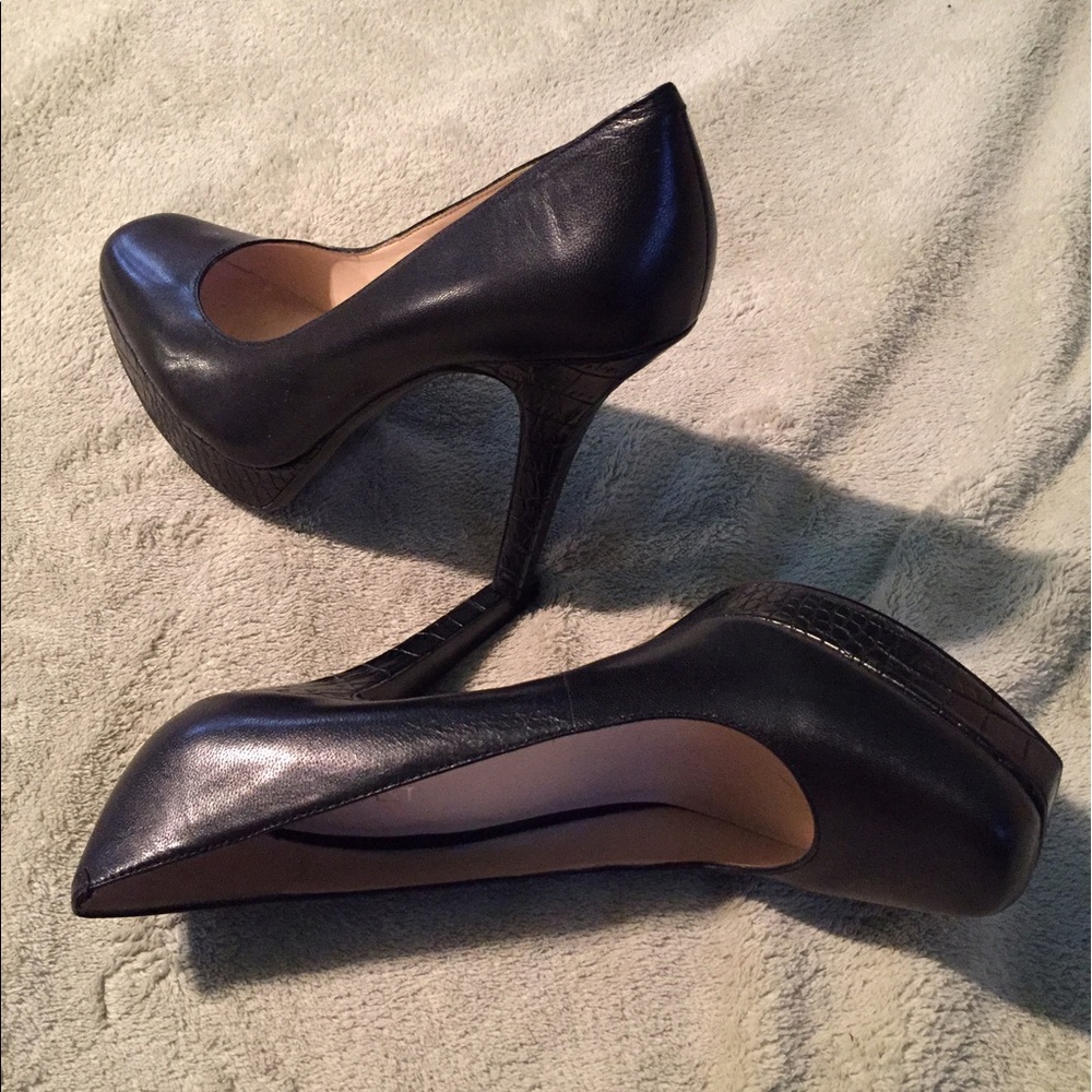 Black pump heels - Picture 1 of 3