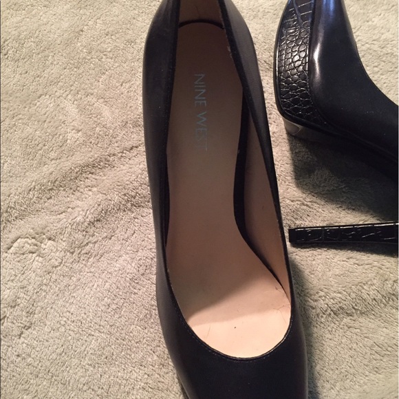 Black pump heels - Picture 2 of 3