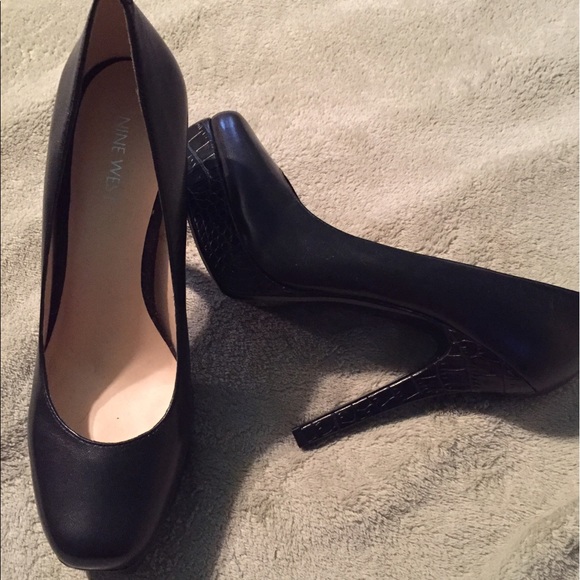 Black pump heels - Picture 3 of 3