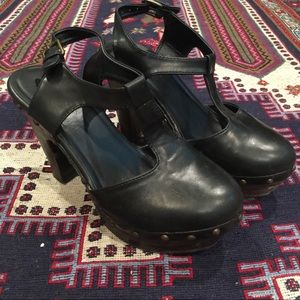 FOREVER 21 • Black T-Strap Platform Mule Clogs