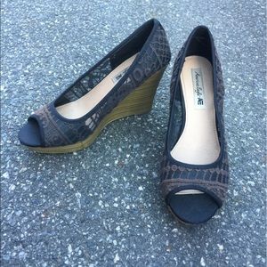 American Eagle brown & black wedges