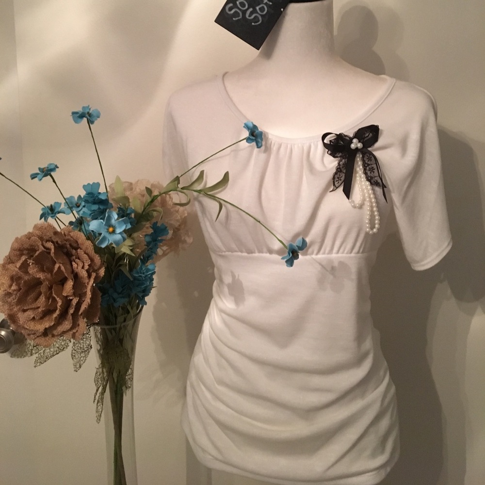 ☀️SOLD - Soft white top with decorative bow