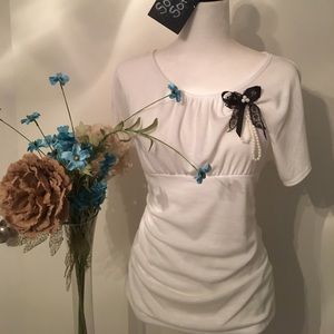☀️SOLD - Soft white top with decorative bow