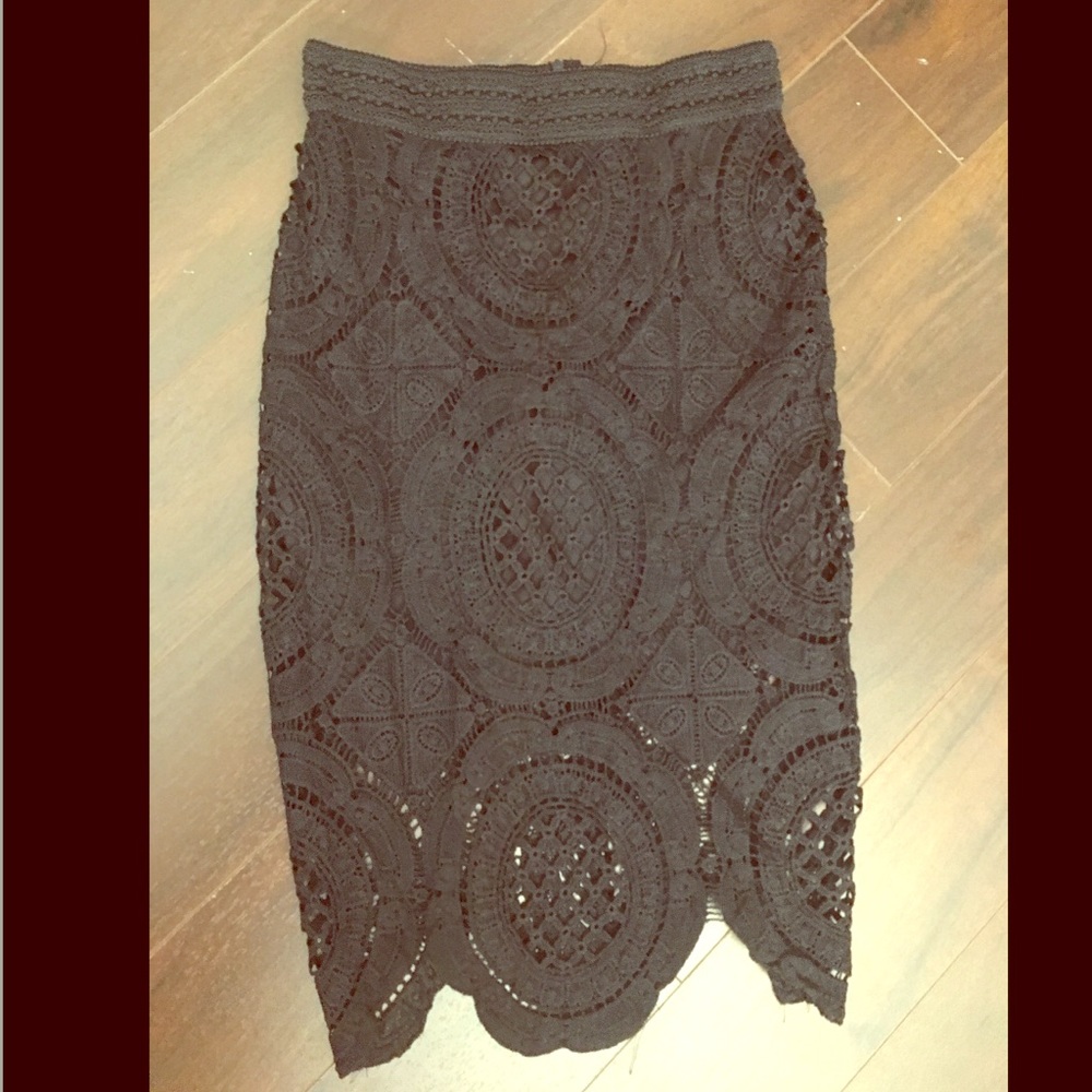 Black woven skirt