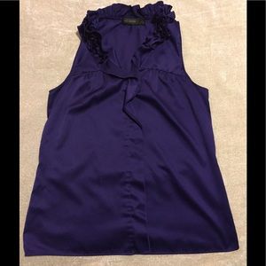 Sleeveless blouse with ruffled collar