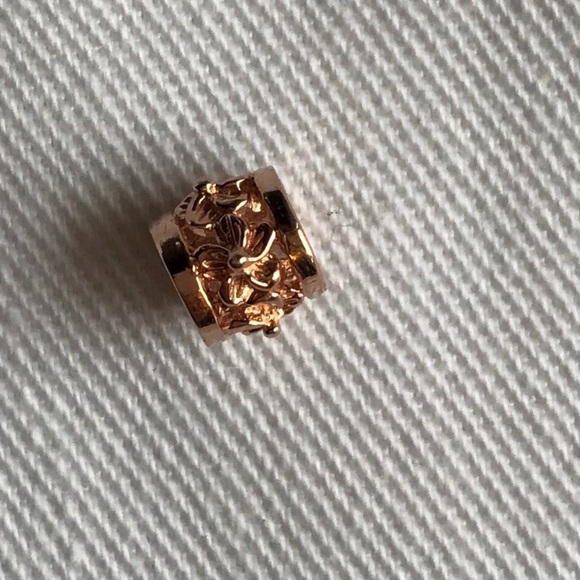 Hawaiian scroll Rose gold charm - Picture 5 of 5
