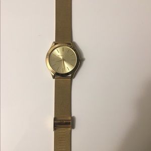 Michael Kors hold watch