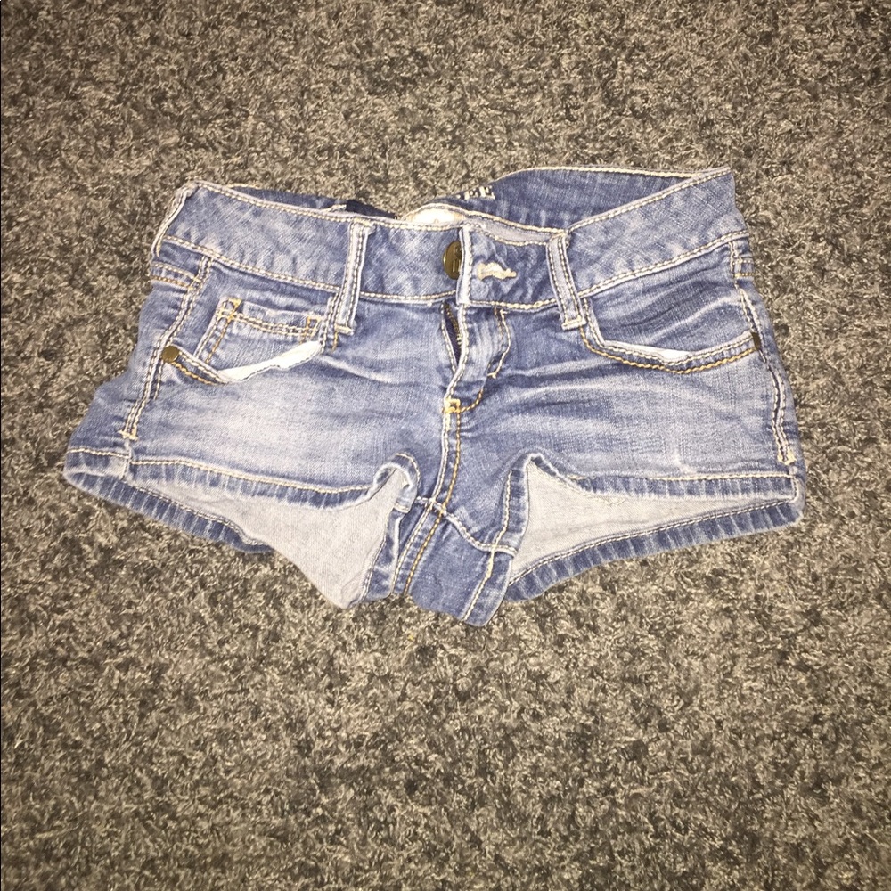 Light wash short shorts