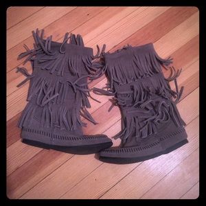 MINNETONKA GREY FRINGE BOOT! Size 6!!