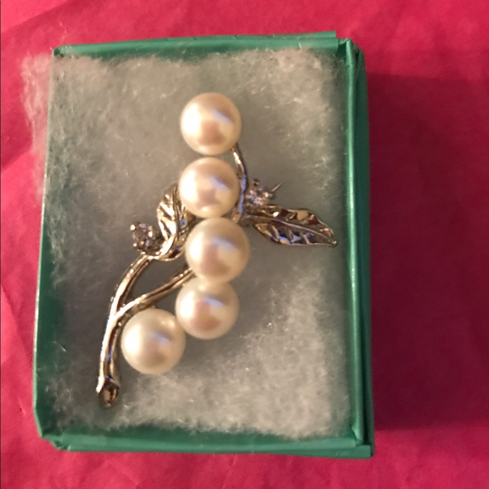 Lovely Pearl Floral Brooch