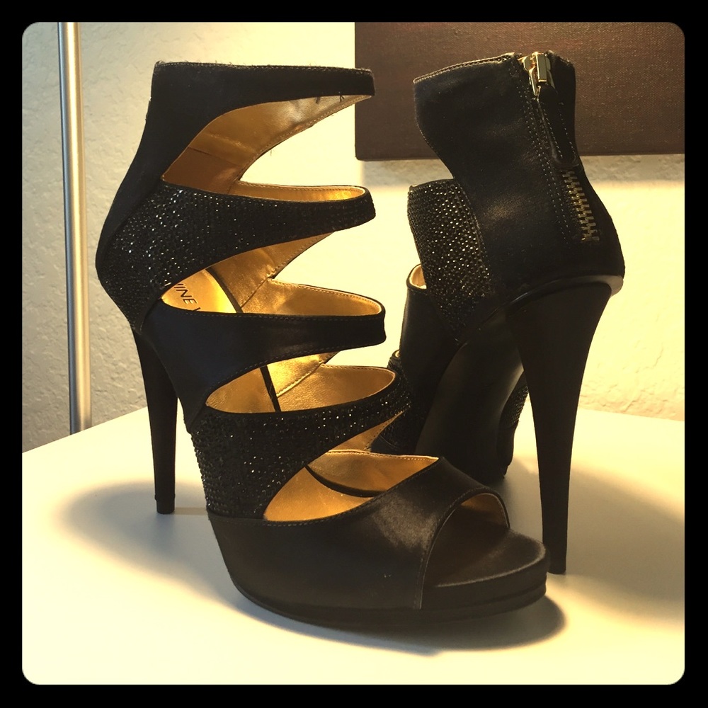 Glam Nine West 8M Black Satin and Rhinestone Pumps