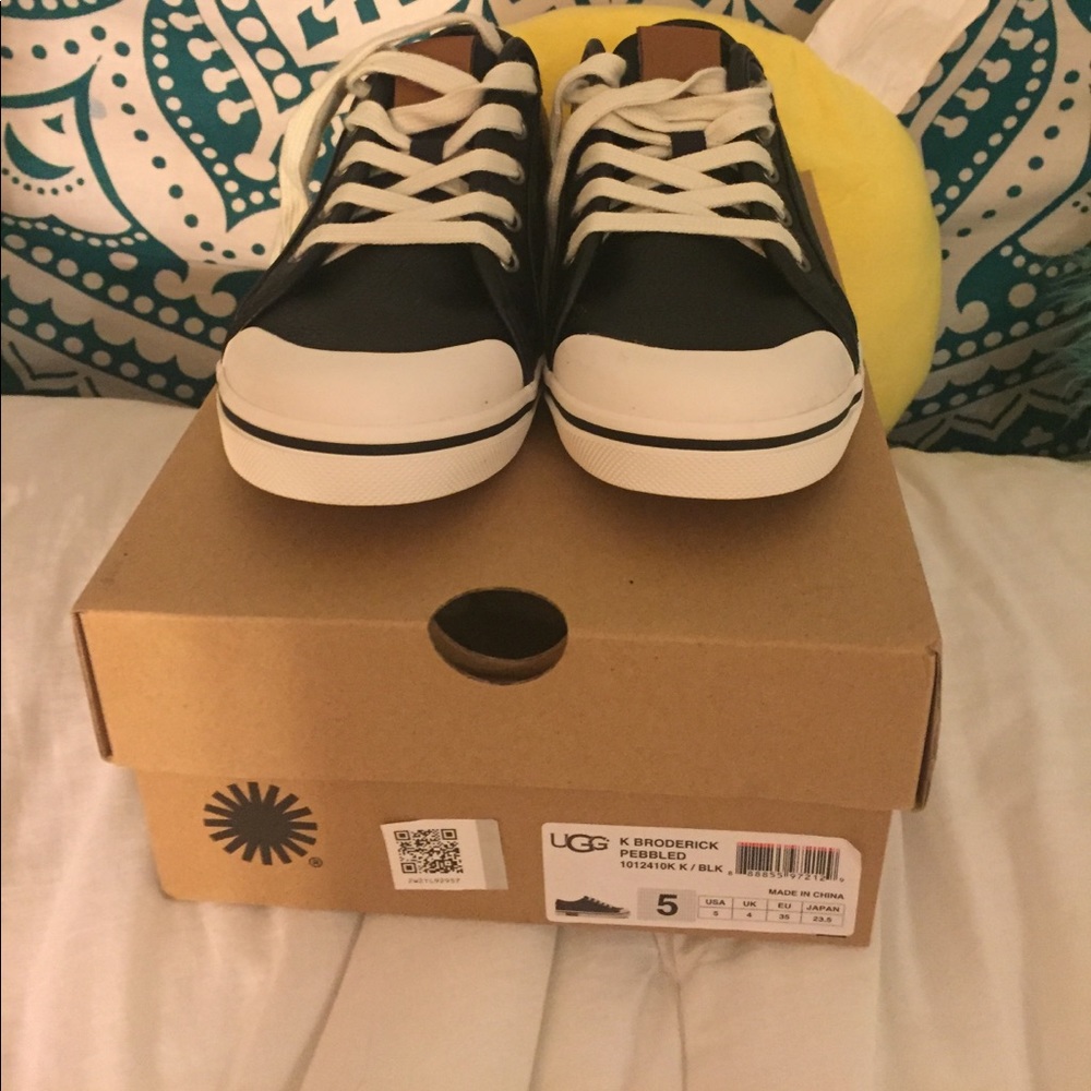 Ugg black shoes size 5 in adults brand new