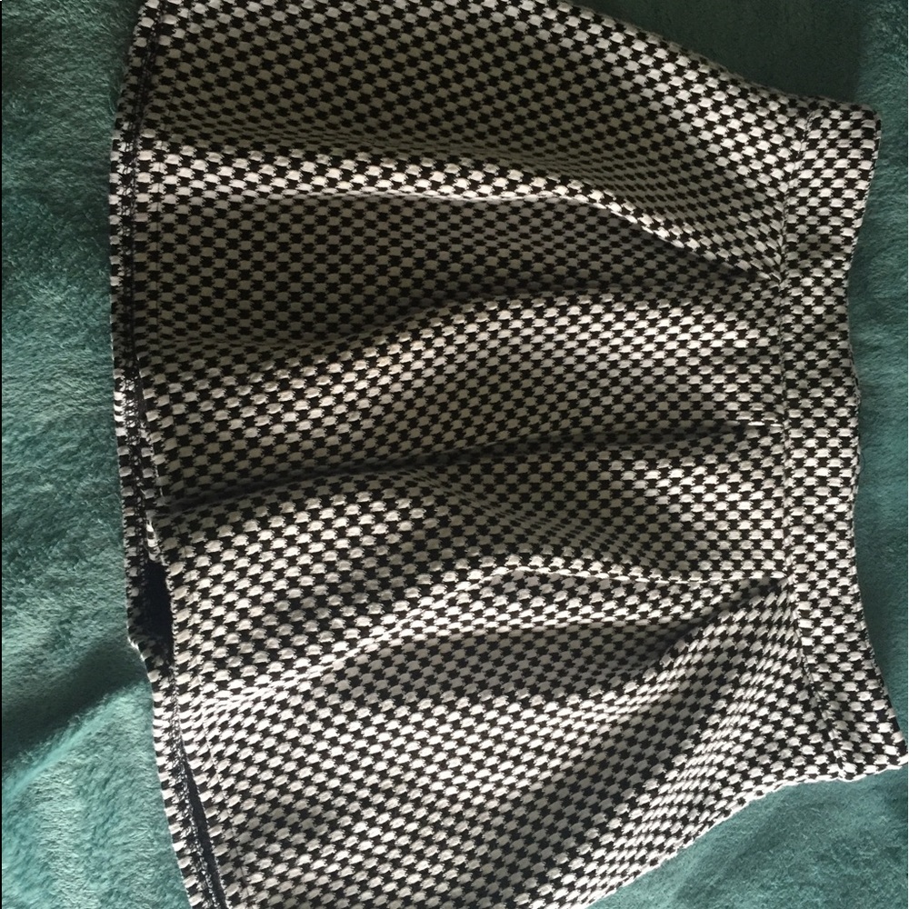 Black/White patterned skirt