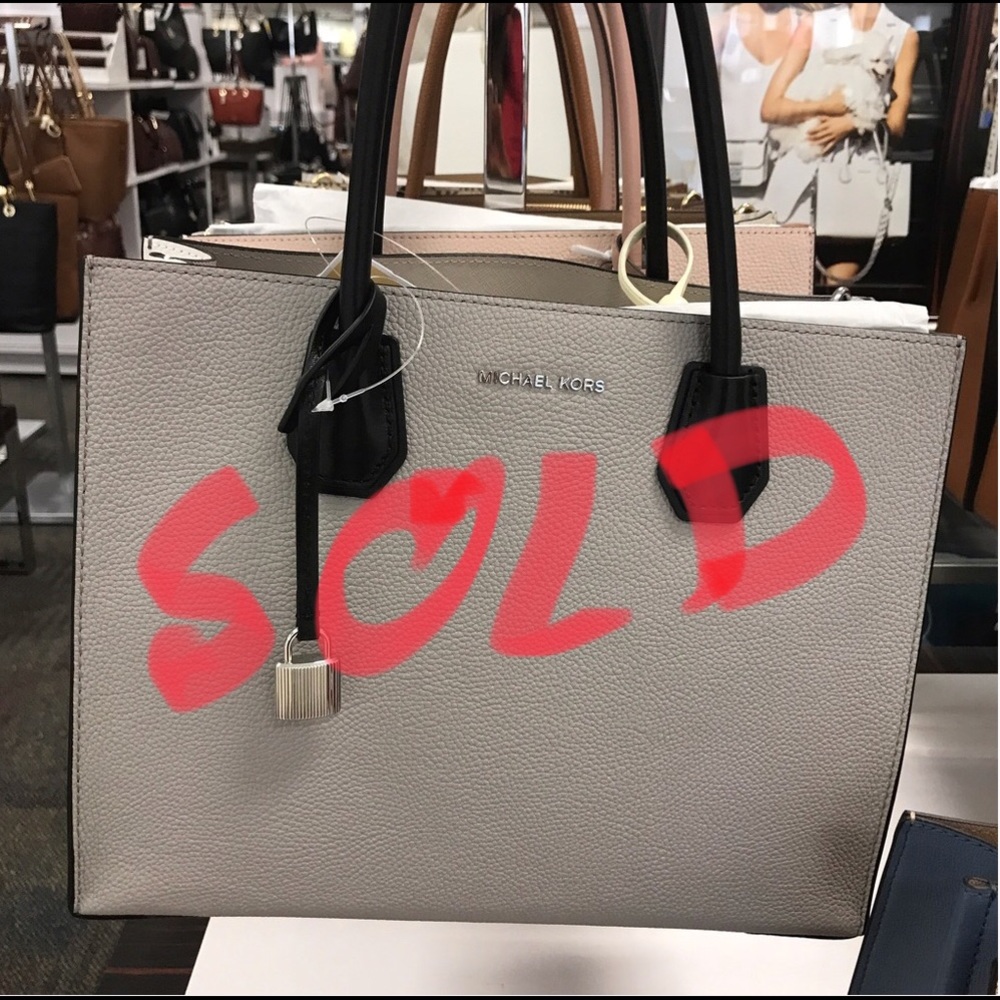 🌸Hot new look MK.  On sale 2 days.  Gone is gone