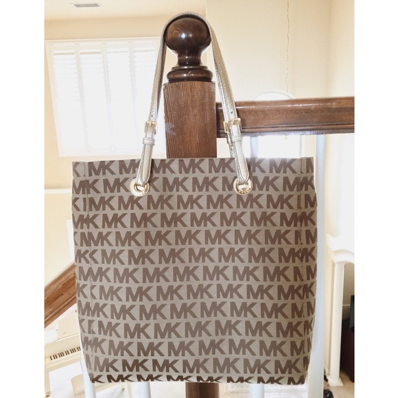 Michael Kors Handbags - LIKE NEW✨MICHAEL KORS Jet Set large fabric tote