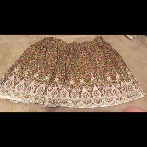 Floral pattern skirt with lace on the bottom