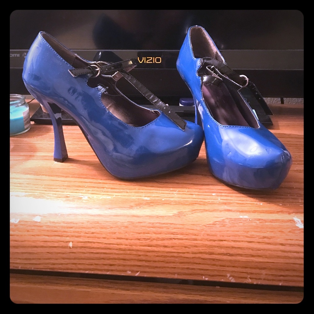 Blue pumps