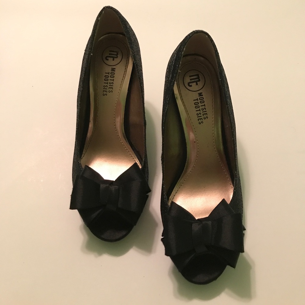Black glitter with bow heels.