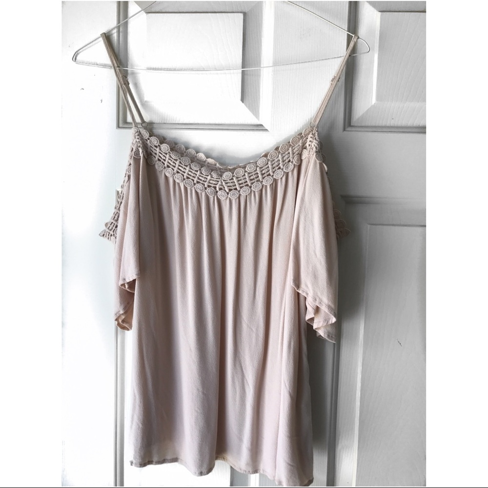 Off the shoulder Creme Top 🕊