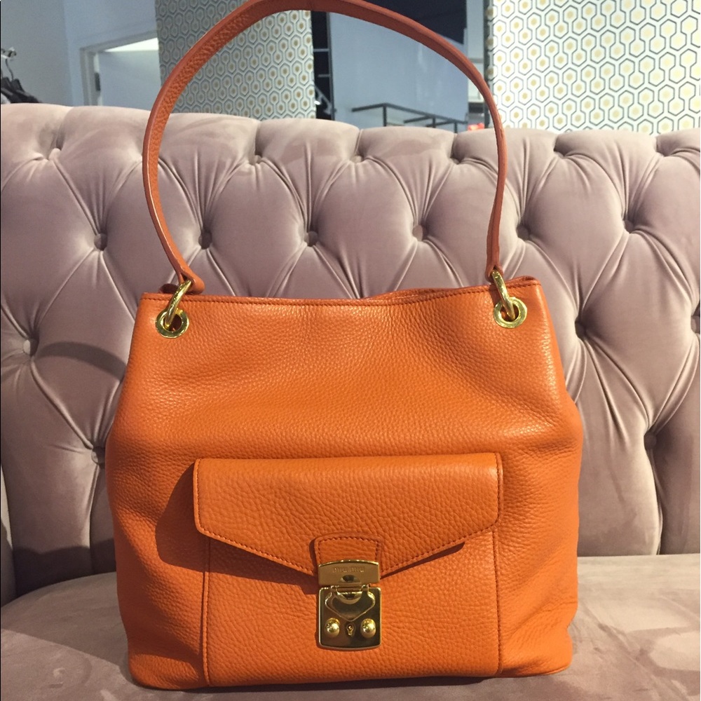 🌺 Pebbled Leather Miu Miu Shoulder Bag!