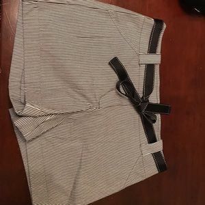 Women's  shorts white/black house market🖤