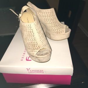 Chinese laundry. Size 6. Sandy chunk heal.