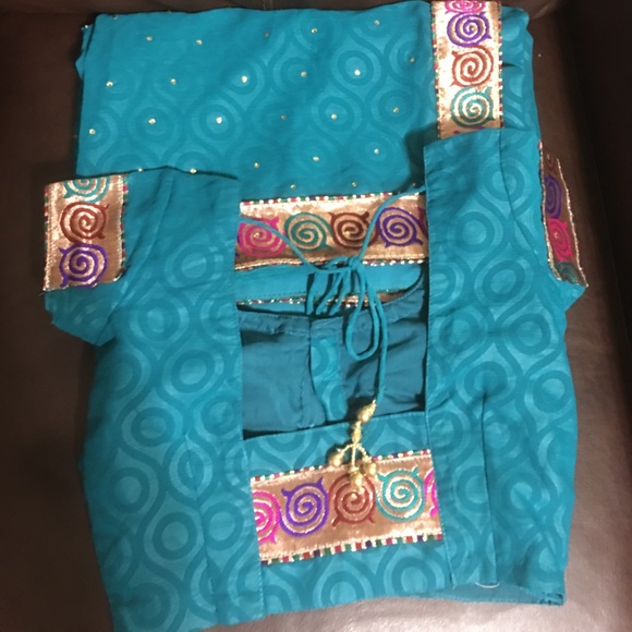 Sari with borders and sequence. - Picture 3 of 3