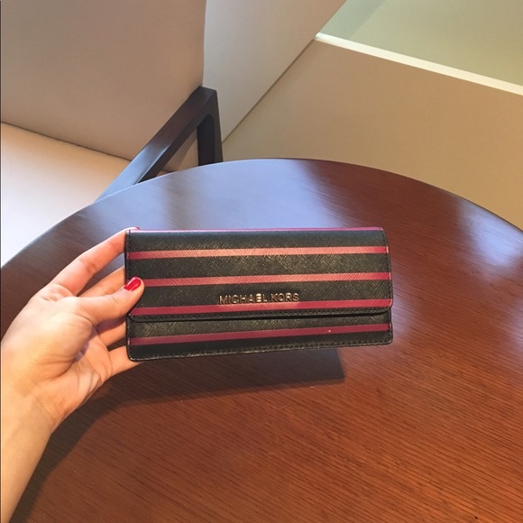 Micheal Kors Wallet - Picture 1 of 4