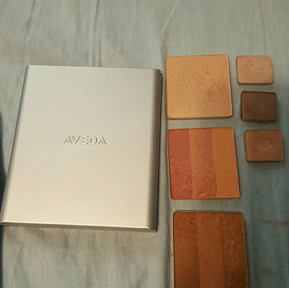 Aveda compact with makeup (hardly worn) - Picture 2 of 3